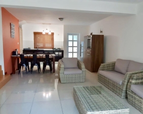 Renovated villa minutes walk to grand baie beach