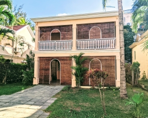 Beautiful 4 bed 3 bath beachside villa